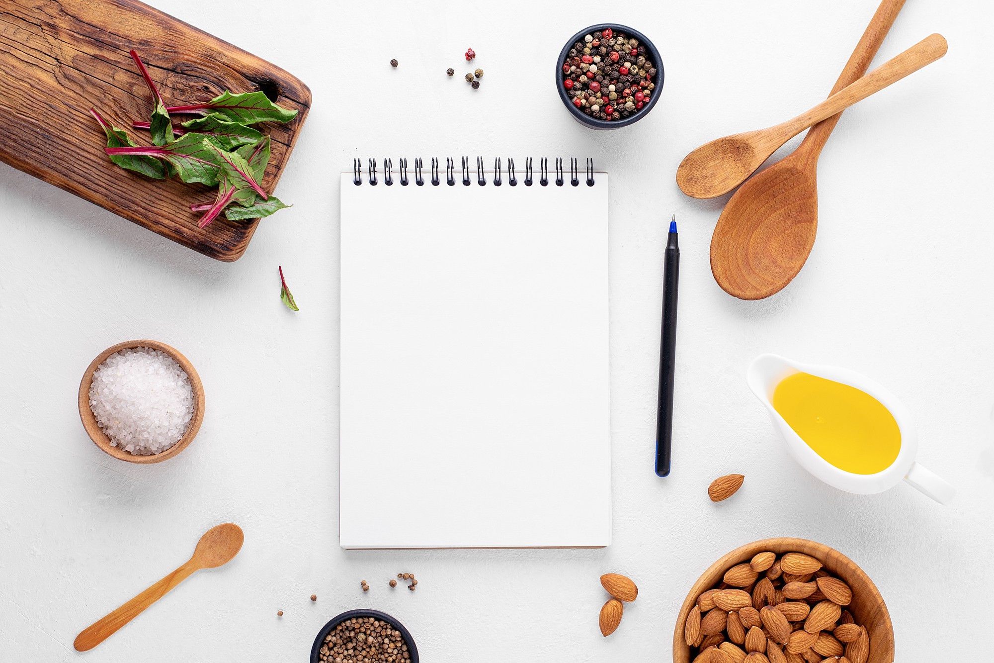 Tavolo con piatti finiti e appunti di ricette