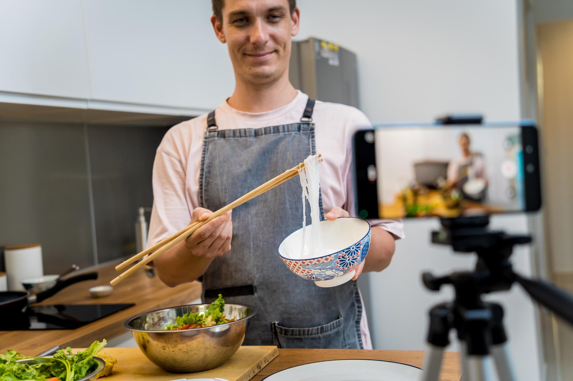Classe online con chef che dimostra